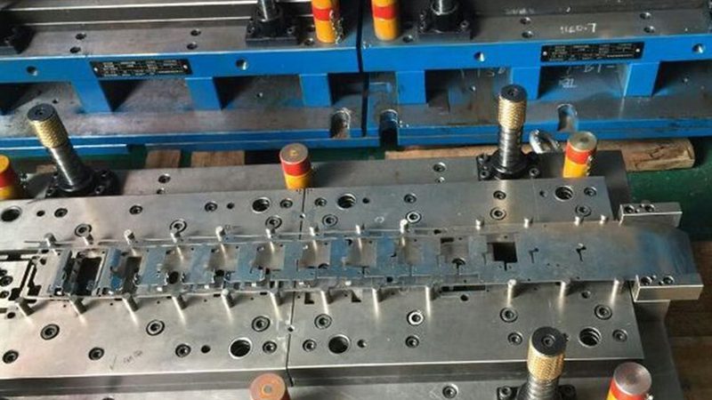 电子接插件冲压模具：如何精准选型，提升生产效率**